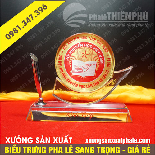 Biểu trưng pha lê hội khuyến học Việt Nam